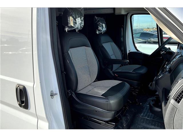 2025 RAM ProMaster 2500 High Roof (Stk: 58015U) in Calgary - Image 7 of 32