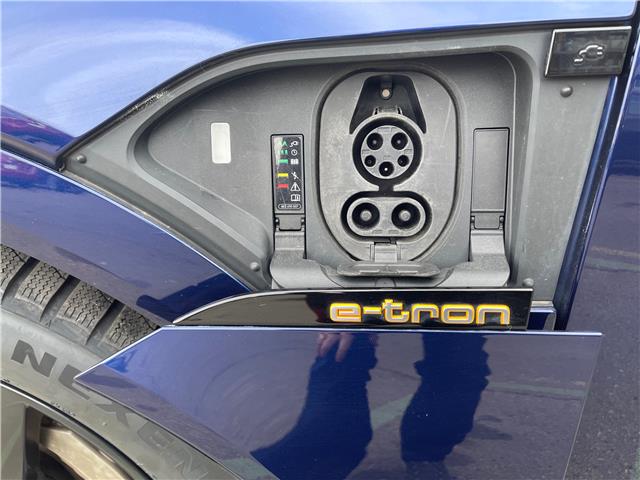 2021 Audi e-tron 55 Technik (Stk: R-21AUEBLU7514) in Calgary - Image 16 of 17