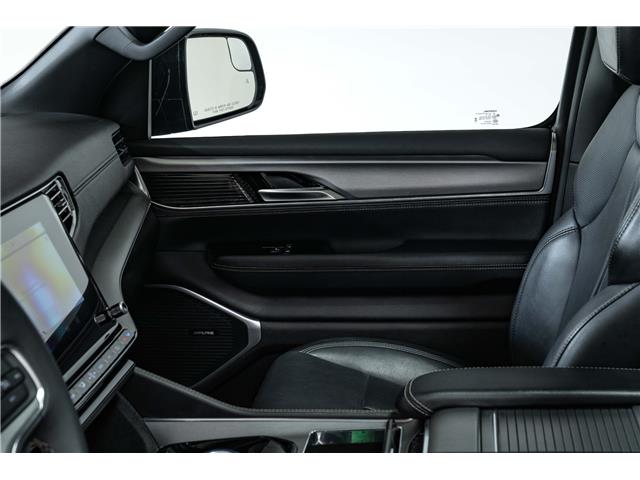 2024 Jeep Wagoneer Series II Carbide (Stk: ARUC930) in Calgary - Image 16 of 39