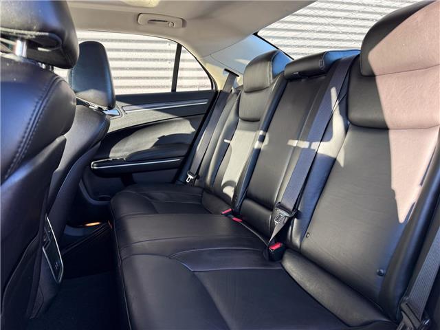 2019 Chrysler 300 Touring (Stk: 24698A) in London - Image 11 of 24