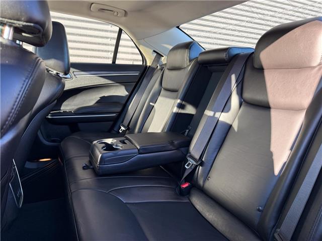 2019 Chrysler 300 Touring (Stk: 24698A) in London - Image 12 of 24