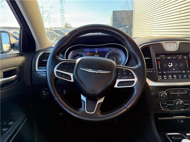 2019 Chrysler 300 Touring (Stk: 24698A) in London - Image 15 of 24