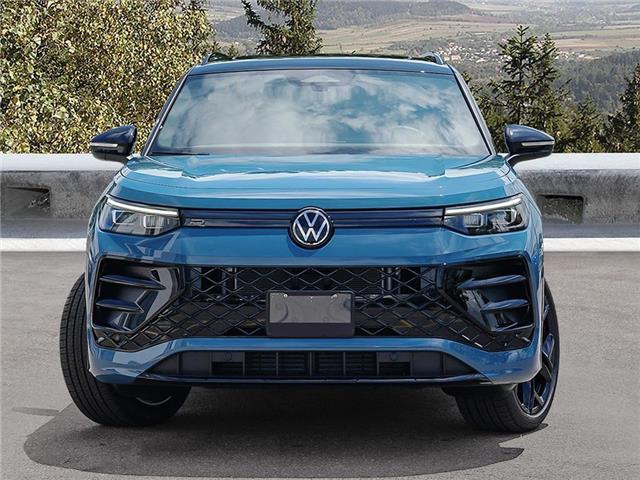 2025 Volkswagen Tiguan Comfortline R-Line Black Edition (Stk: ST043108) in Vancouver - Image 2 of 10