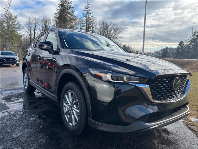 2025 Mazda CX-5 GS (Stk: 225-191) in Pembroke - Image 2 of 6