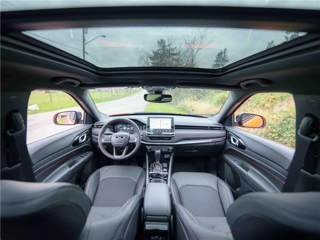 2026 Jeep Compass Trailhawk (Stk: T175615) in Surrey - Image 10 of 25