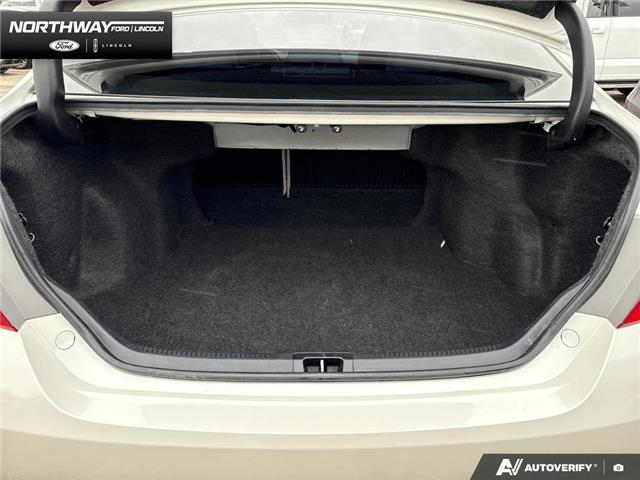 2016 Toyota Camry XLE V6 (Stk: 5ME1606B) in Brantford - Image 10 of 23