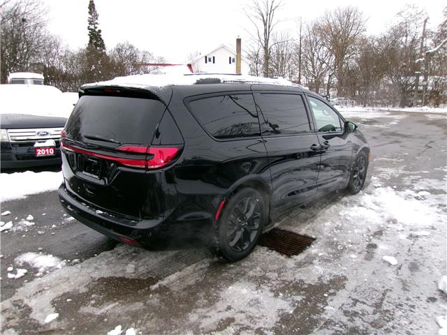 2021 Chrysler Pacifica Touring-L Plus in Kitchener - Image 9 of 24