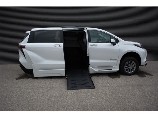 2025 Toyota Sienna XLE 8-Passenger (Stk: MU2390) in London - Image 6 of 27