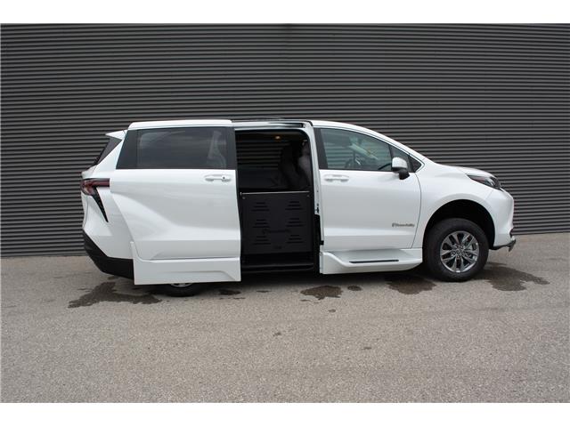 2025 Toyota Sienna XLE 8-Passenger (Stk: MU2390) in London - Image 5 of 27
