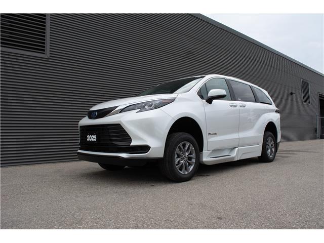 2025 Toyota Sienna XLE 8-Passenger (Stk: MU2390) in London - Image 1 of 27