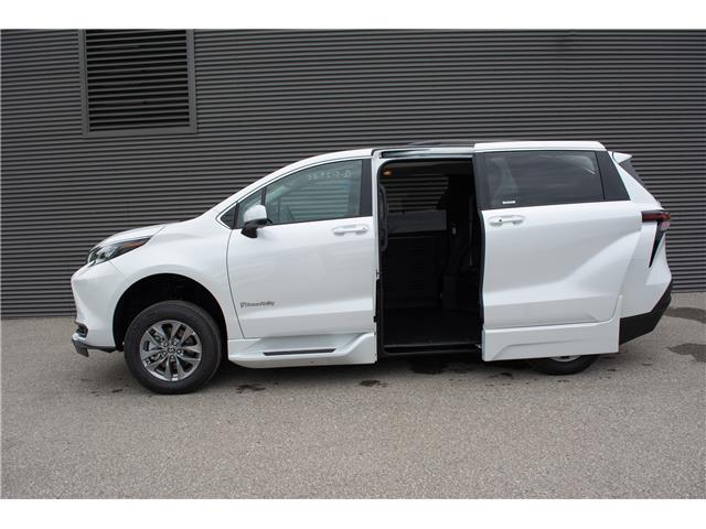 2025 Toyota Sienna XLE 8-Passenger (Stk: MU2390) in London - Image 2 of 27
