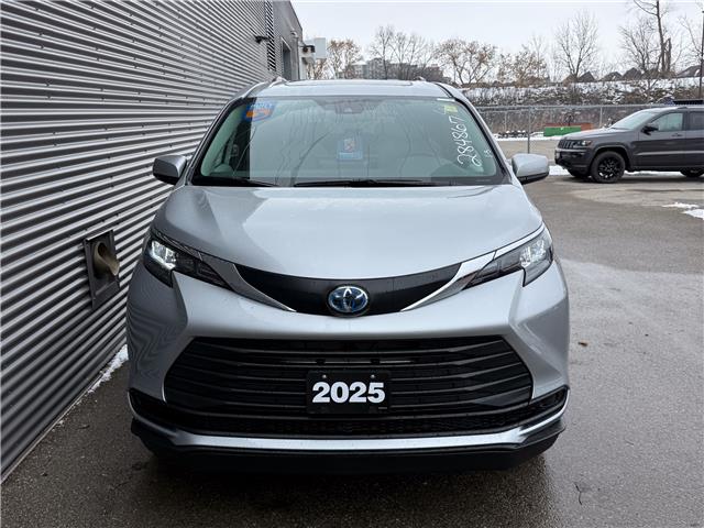 2025 Toyota Sienna XLE 8-Passenger (Stk: MU2389) in London - Image 2 of 25