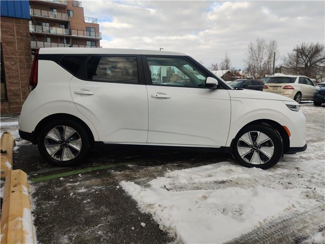 2020 Kia Soul EV EV Limited (Stk: R-20KISWHI5884) in Calgary - Image 6 of 17