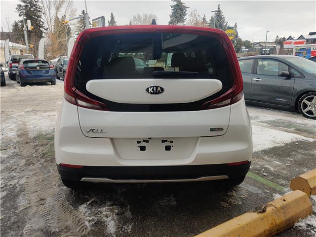 2020 Kia Soul EV EV Limited (Stk: R-20KISWHI5884) in Calgary - Image 4 of 17
