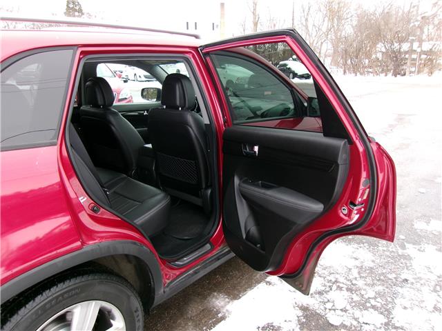 2013 Kia Sorento EX V6 in Kitchener - Image 17 of 23