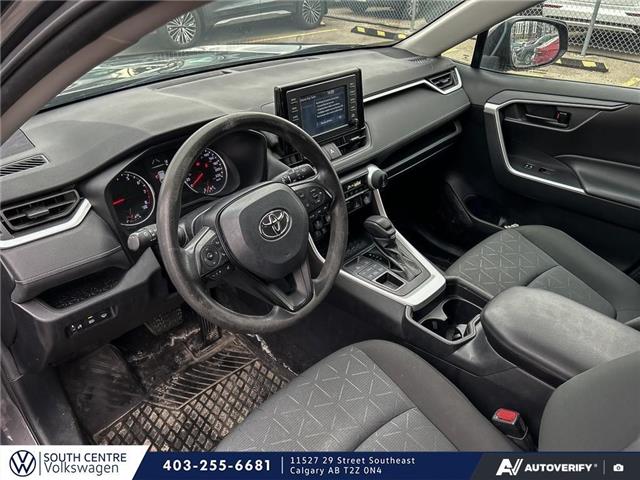2021 Toyota RAV4 LE (Stk: SU7662) in Calgary - Image 10 of 21 2021 Toyota RAV4 LE (Stk: SU7662) in Calgary - Image 10 of 21