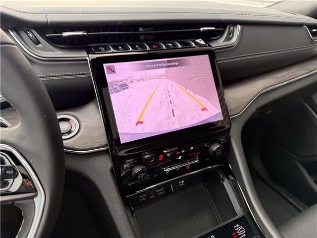 2025 Jeep Grand Cherokee Overland (Stk: 25577D) in London - Image 17 of 26