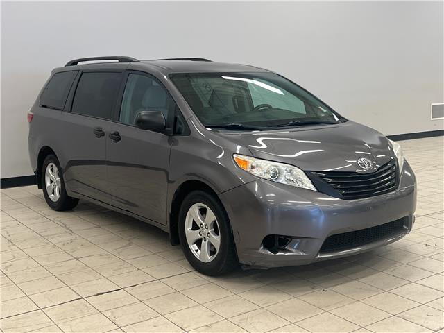 2015 Toyota Sienna Base (Stk: R173446A) in Courtenay - Image 1 of 17
