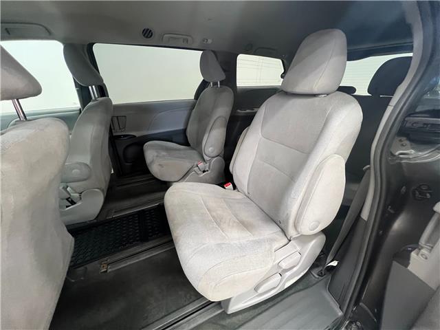 2015 Toyota Sienna Base (Stk: R173446A) in Courtenay - Image 13 of 17