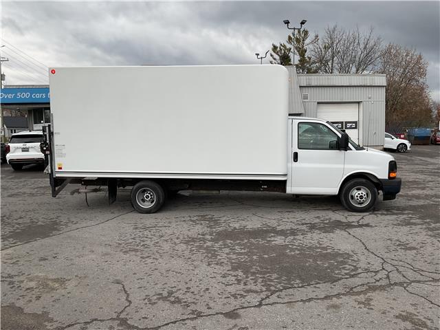 2017 GMC Savana Cutaway 3500 1WT (Stk: 251574) in Ottawa - Image 2 of 24