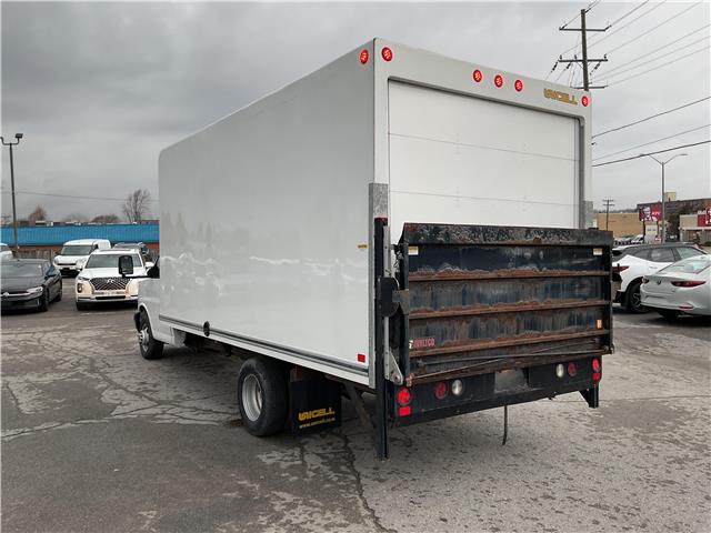 2017 GMC Savana Cutaway 3500 1WT (Stk: 251574) in Ottawa - Image 5 of 24