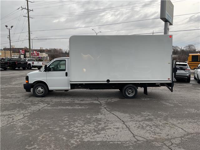 2017 GMC Savana Cutaway 3500 1WT (Stk: 251574) in Ottawa - Image 6 of 24
