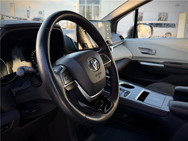 2022 Toyota Sienna XSE 7-Passenger (Stk: 260239A) in Calgary - Image 5 of 22