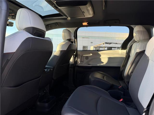 2022 Toyota Sienna XSE 7-Passenger (Stk: 260239A) in Calgary - Image 17 of 22