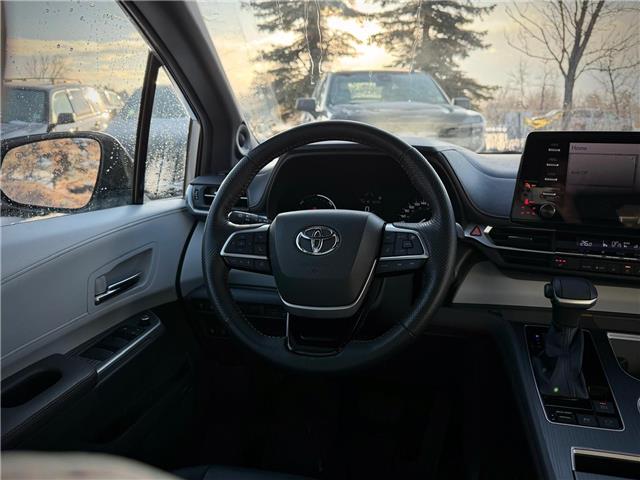 2022 Toyota Sienna XSE 7-Passenger (Stk: 260239A) in Calgary - Image 10 of 22