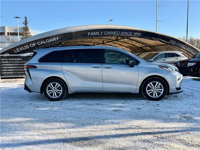 2022 Toyota Sienna XSE 7-Passenger (Stk: 260239A) in Calgary - Image 2 of 22