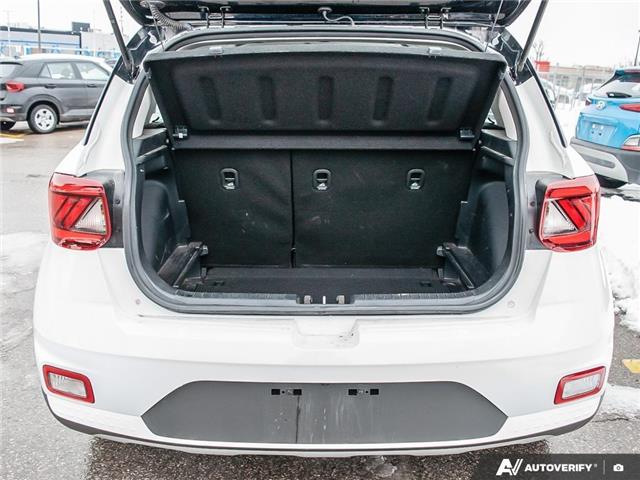 2022 Hyundai Venue Essential w/Two-Tone (Stk: 109332) in London - Image 11 of 27