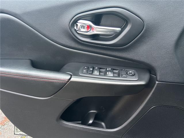2019 Jeep Cherokee Trailhawk (Stk: P4915J) in Surrey - Image 14 of 15