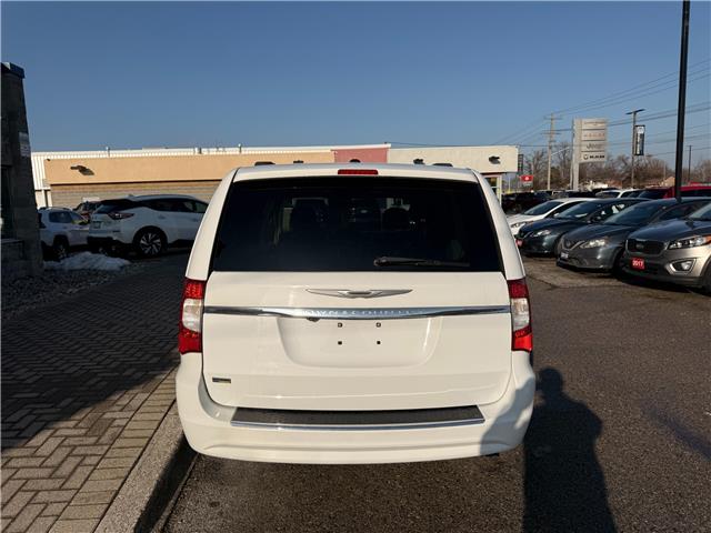 2015 Chrysler Town & Country Touring-L (Stk: 5982B) in Sarnia - Image 4 of 18