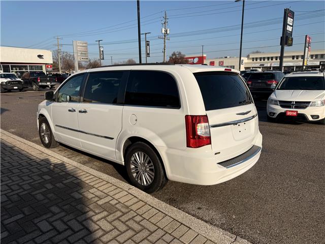 2015 Chrysler Town & Country Touring-L (Stk: 5982B) in Sarnia - Image 6 of 18