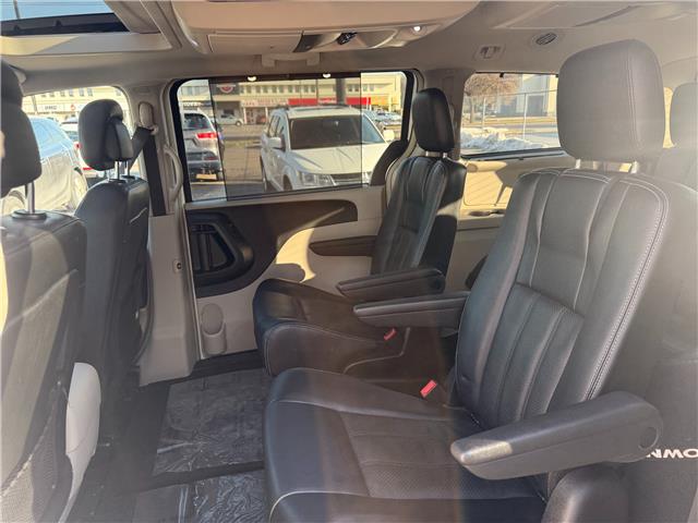 2015 Chrysler Town & Country Touring-L (Stk: 5982B) in Sarnia - Image 14 of 18