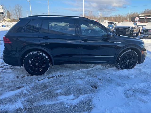 2022 Volkswagen Tiguan Comfortline R-Line Black Edition (Stk: 25-108-1) in Pembroke - Image 8 of 23