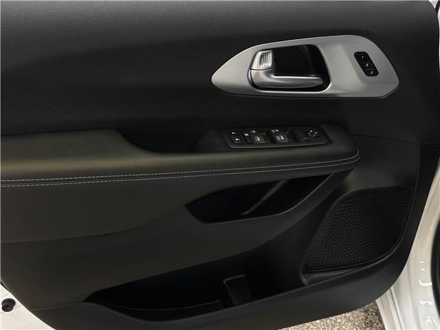 2024 Chrysler Pacifica Touring-L (Stk: 43358J) in Belleville - Image 16 of 28