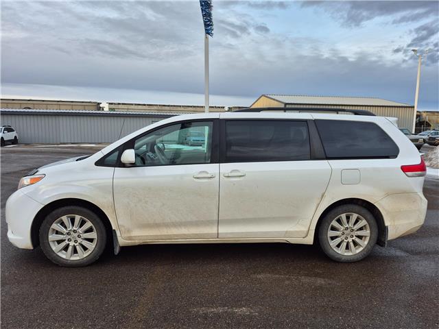 2014 Toyota Sienna LE (Stk: 300216) in Lethbridge - Image 2 of 10