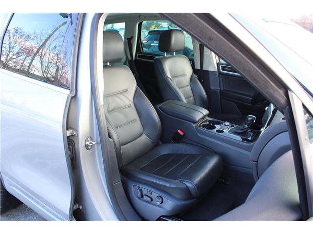 2017 Volkswagen Touareg 3.6L Execline (Stk: 01352U) in Cranbrook - Image 16 of 28