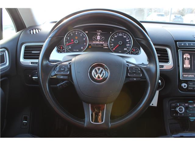 2017 Volkswagen Touareg 3.6L Execline (Stk: 01352U) in Cranbrook - Image 17 of 28