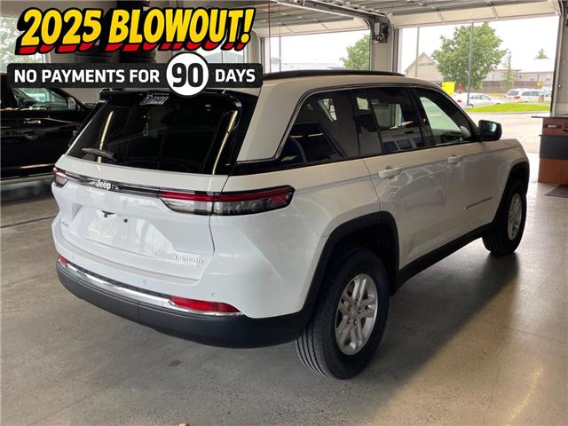 2025 Jeep Grand Cherokee Laredo (Stk: 30078) in Fort Macleod - Image 4 of 23