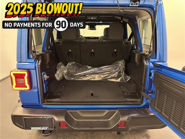 2025 Jeep Wrangler Sahara (Stk: 40206) in Lethbridge - Image 6 of 28