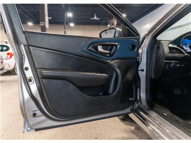 2015 Chrysler 200 S (Stk: RE69169) in Calgary - Image 10 of 21