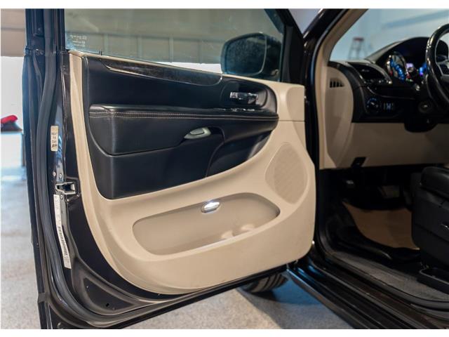 2014 Chrysler Town & Country Touring-L (Stk: RE68820) in Calgary - Image 11 of 21
