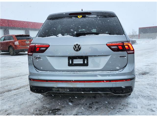 2022 Volkswagen Tiguan Comfortline R-Line Black Edition (Stk: J25107-1) in Brandon - Image 7 of 22
