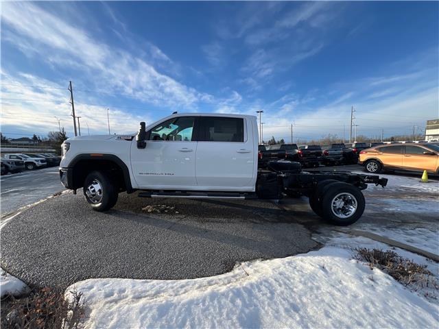 2026 GMC Sierra 3500HD Chassis SLE (Stk: TF185139) in Calgary - Image 2 of 21 2026 GMC Sierra 3500HD Chassis SLE (Stk: TF185139) in Calgary - Image 2 of 21
