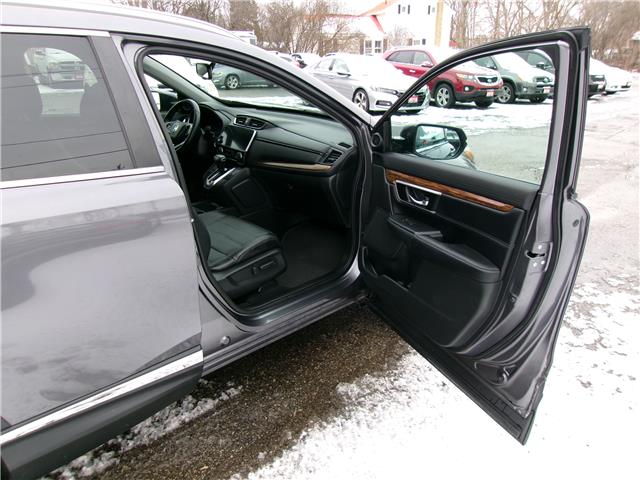 2017 Honda CR-V Touring in Kitchener - Image 21 of 29