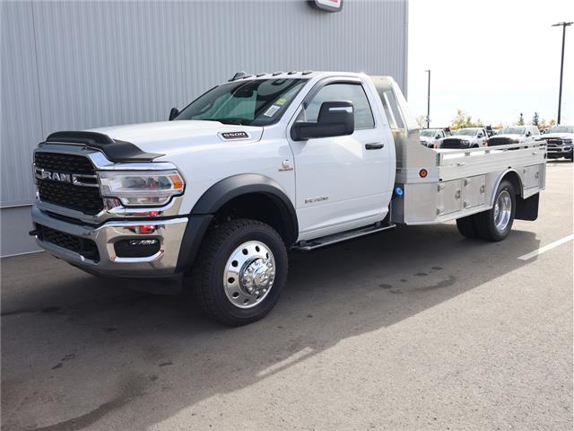2024 RAM 5500 Chassis Tradesman/SLT (Stk: 24T334) in Calgary - Image 1 of 15