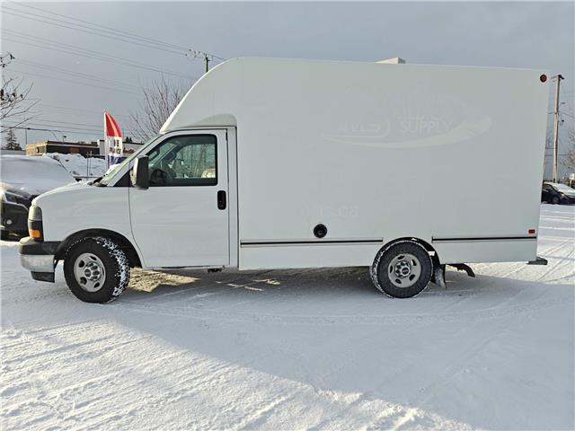 2017 GMC Savana Cutaway 3500 1WT in Ottawa - Image 2 of 18