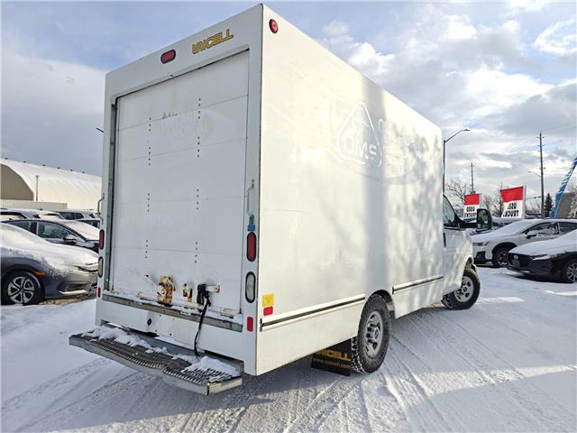 2017 GMC Savana Cutaway 3500 1WT in Ottawa - Image 6 of 18